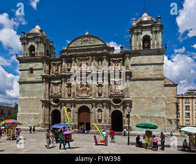La CATTEDRALE DI SANTA MARIA ASSUNTA fu costruita nel 1535 e si trova nel ZOCALO - OAXACA, Messico Foto Stock