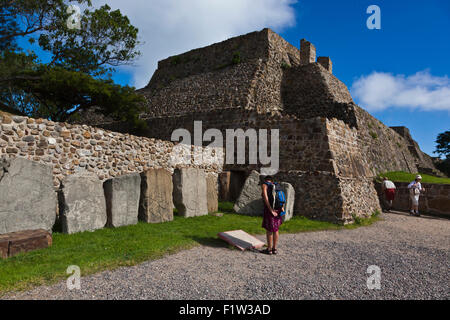 Vista turisti zapoteco stele di fronte al Palazzo dei ballerini (Edificio de los Danzantes) nel Grand Plaza a monte ALB Foto Stock