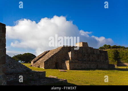 Costruito intorno al 100 A.C. EDIFICIO J è stato utilizzato per il calcolo astronomico e si trova nel Grand Plaza a Monte Alban la Foto Stock