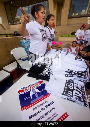 Protesta da parte di residenti in Texas, contro il candidato presidenziale Donald trionfi pegno per la costruzione di un muro di confine tra il Messico e gli Stati Uniti Foto Stock