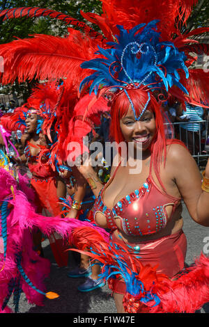 Brooklyn, Stati Uniti. 07Th Sep, 2015. Un ballerino modelli il suo costume. Grandi folle si sono riuniti lungo la Eastern Parkway in Crown Heights di Brooklyn a testimoniare l annuale West Indian Day sfilata di carnevale con i politici, ballerini e tutte le modalità di visualizzazione del patrimonio dei Caraibi. Credito: Albin Lohr-Jones/Pacific Press/Alamy Live News Foto Stock