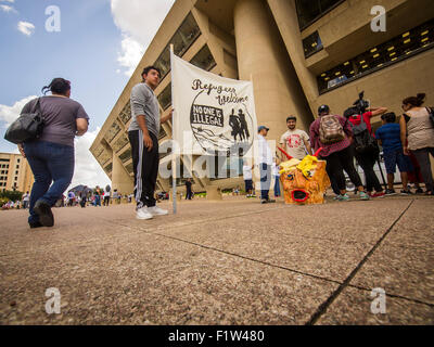 Protesta da parte di residenti in Texas, contro il candidato presidenziale Donald trionfi pegno per la costruzione di un muro di confine tra il Messico e gli Stati Uniti Foto Stock