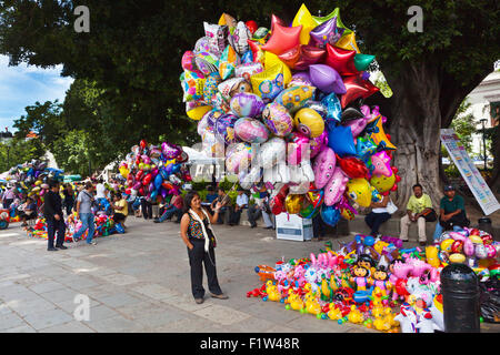 Venditori di palloncino nel Zocalo o main plaza - OAXACA, Messico Foto Stock