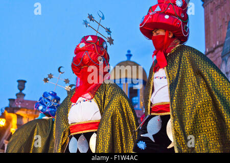 Ballerini eseguono nel Jardin o Piazza Centrale durante l'annuale ballo folk FESTIVAL - San Miguel De Allende, Messico Foto Stock