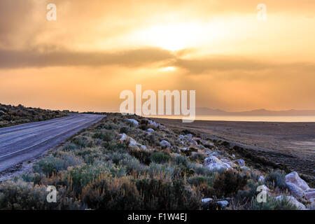 Autostrada del deserto e il grande lago salato al tramonto Foto Stock