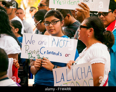 Protesta da parte di residenti in Texas, contro il candidato presidenziale Donald trionfi pegno per la costruzione di un muro di confine tra il Messico e gli Stati Uniti Foto Stock