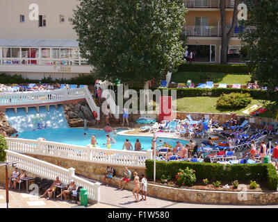 I turisti relax intorno a una piscina a La Palma beach club resort, El Arenal, Mallorca, Spagna Foto Stock
