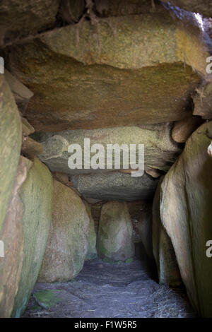 L'interno presso il sito archeologico del passaggio Kragnaes grotta sull isola di Aero, Danimarca. Foto Stock