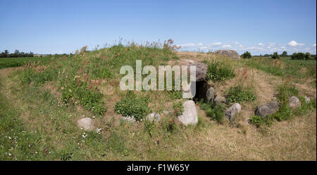 L'ingresso del sito archeologico della Kragnaes Grotta di passaggio sull'isola di Aero, Danimarca. Foto Stock