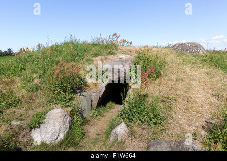 L'ingresso del sito archeologico della Kragnaes Grotta di passaggio sull'isola di Aero, Danimarca. Foto Stock