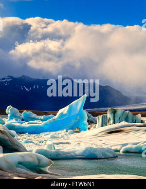 Iceberg galleggianti in laguna di Jokulsarlon dalla costa meridionale dell'Islanda Foto Stock