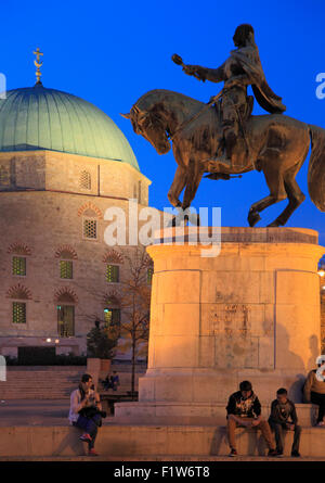 Ungheria Pécs Széchenyi tér chiesa cattolica ex Pasha Moschea Qasim János Hunyadi statua Foto Stock