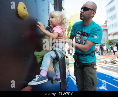 Zagabria, Croazia. 7 Sep, 2015. Una bambina cerca free climbing durante la Settimana Europea dello Sport manifestazione di apertura a piazza Europa a Zagabria, la capitale della Croazia, a sett. 7, 2015. La Settimana Europea dello Sport, coordinata dalla Commissione europea, si è svolta dal 7 settembre 7 a 13 con l obiettivo di incoraggiare i cittadini della Croazia a più attività sportive. © Miso Lisanin/Xinhua/Alamy Live News Foto Stock