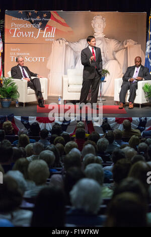 North Charleston, Carolina del Sud, Stati Uniti d'America. Il 7 settembre, 2015. Il senatore e GOP candidato presidenziale Marco Rubio dà le osservazioni di apertura durante la Tim presidenziali Municipio riunione come Sen. Tim Scott e sost. Trey Gowdy guardare il 7 agosto 2015 a North Charleston, Sc. Foto Stock