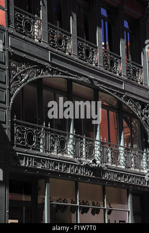 In stile Art Nouveau del telaio in acciaio che decorano la facciata del piccolo edificio cantante in Manhattan Soho di New York City STATI UNITI D'AMERICA Foto Stock