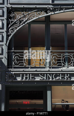 In stile Art Nouveau del telaio in acciaio che decorano la facciata del piccolo edificio cantante in Manhattan Soho di New York City STATI UNITI D'AMERICA Foto Stock