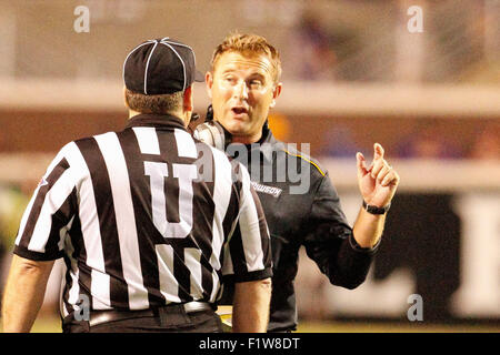 Greenville, NC, Stati Uniti d'America. 5 Sep, 2015. Head Coach Rob Ambrogio di Towson Tigers implora il suo caso per l'arbitro durante il NCAA Football match tra il Tigri Townson e la East Carolina pirati all sorpassata Ficklen Stadium di Greenville, NC. Scott Kinser/CSM/Alamy Live News Foto Stock