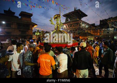 Lalitpur, Nepal. 7 Sep, 2015. I devoti di offrire preghiere al Signore Bhimsen durante il Festival Bhimsen in Lalitpur, Nepal, Sett. 7, 2015. Bhimsen è la divinità per il benessere di business ed è appositamente rese omaggio dagli uomini d'affari della comunità Newar. © Sunil Sharma/Xinhua/Alamy Live News Foto Stock