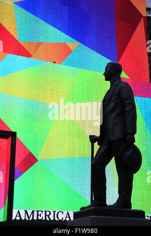 La statua di George M.Cohan il famoso intrattenitore americano e compositore in piedi in Times Square con le luci al neon nel retro Foto Stock