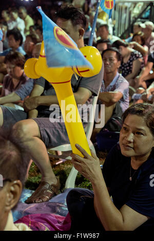 Folle di persone in un atto di opposizione Partito dei Lavoratori di elezione nel rally di Singapore Foto Stock