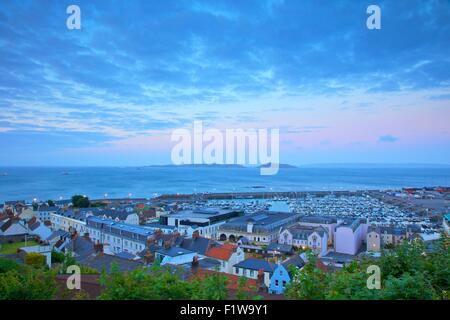 Sunrise Over St Peter Port verso Herm e Sark, St. Peter Port Guernsey, Isole del Canale Foto Stock