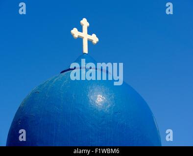 Una cupola blu chiesa con un bianco santa croce sulla sommità Santorini Grecia Foto Stock