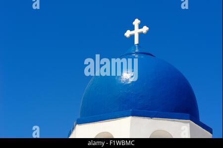 Una cupola blu chiesa con un bianco santa croce sulla sommità Santorini Grecia Foto Stock