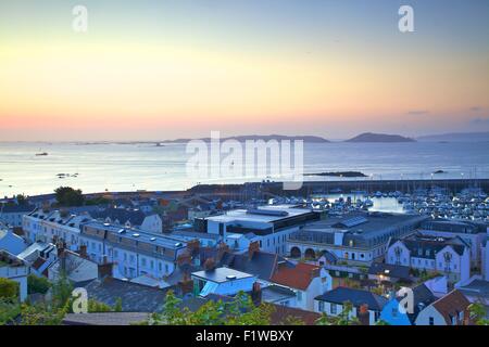 Sunrise Over St Peter Port verso Herm e Sark, St. Peter Port Guernsey, Isole del Canale Foto Stock