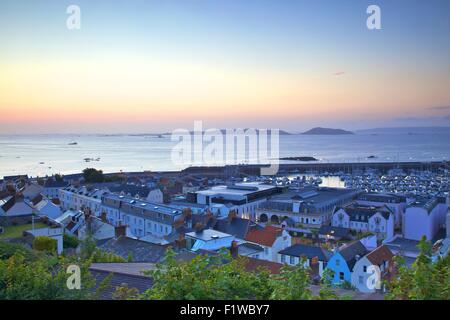 Sunrise Over St Peter Port verso Herm e Sark, St. Peter Port Guernsey, Isole del Canale Foto Stock