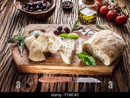 Ciabatta pane, olive e formaggio blu sul legno. Foto Stock