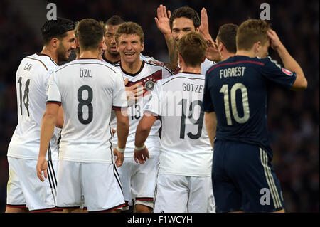 Glasgow, Gran Bretagna. 07Th Sep, 2015. La Germania Emre può (L-R), Mesut Ozil, Jerome Boateng Thomas Mueller, Mario Goetze e Mats Hummels celebrare dopo il punteggio 1:0 durante UEFA EURO 2016 GRUPPO D match di qualificazione tra Scozia e Germania ad Hampden Park Stadium a Glasgow, Gran Bretagna, 07 settembre 2015. A destra è la Scozia James Forrest. Foto: Federico Gambarini/dpa/Alamy Live News Foto Stock