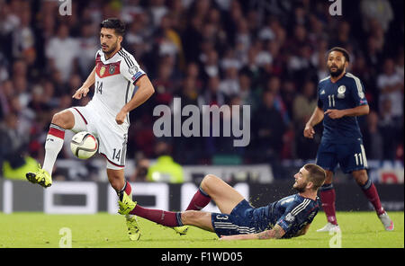 Glasgow, Gran Bretagna. 07Th Sep, 2015. La Germania Emre può (L) e della Scozia Charlie Mulgrew in azione durante UEFA EURO 2016 GRUPPO D match di qualificazione tra Scozia e Germania ad Hampden Park Stadium a Glasgow, Gran Bretagna, 07 settembre 2015. Foto: Federico Gambarini/dpa/Alamy Live News Foto Stock