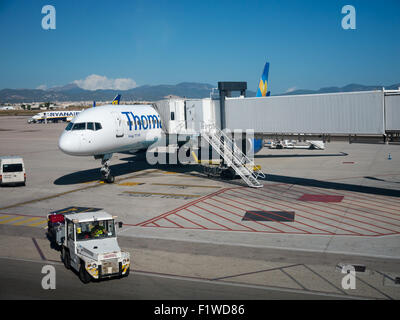 Un Thomas Cook Airlines Boeing 757 con Airbridge attaccato all'Aeroporto di Palma de Mallorca, isole Baleari, Spagna Foto Stock