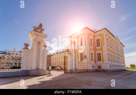 PILSRUNDALE, Lettonia 9 MAGGIO 2015: entrata principale di Rundale Palace - stile barocco palazzo costruito per i Duchi di Courland e è 0 Foto Stock