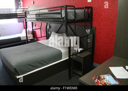 Una camera dormitorio presso lo Space Hotel a 380 Russell Street, Melbourne. Foto Stock