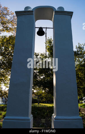 Silhouette di una vecchia campana slave in una fattoria in Stellenbosch Foto Stock