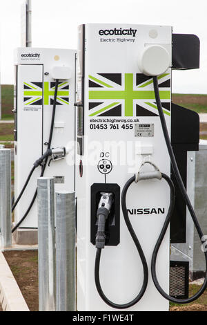 Nissan ecotricity punto in nuovi servizi di Gloucester sull'autostrada M5, Gloucestershire, England, Regno Unito Foto Stock