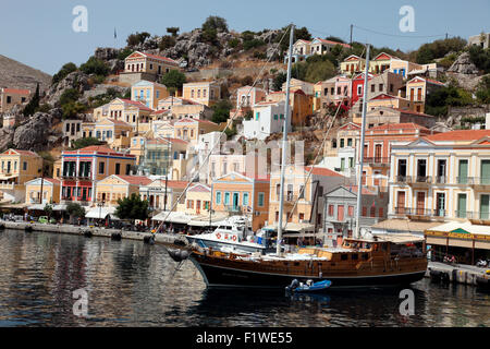 Waterfront sul Dodecaneso isola di Symi Grecia Foto Stock