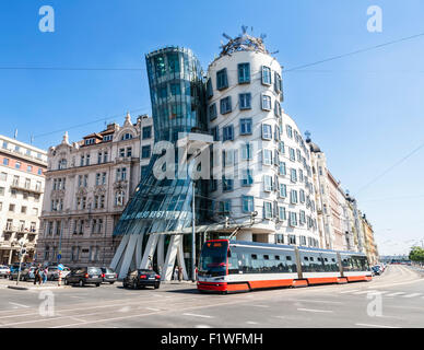 La Casa danzante progettato da Frank Gehry, Praga, Repubblica Ceca. Foto Stock