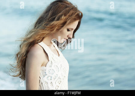 Bella donna con i capelli rossi al mare. Foto Fashiob Foto Stock