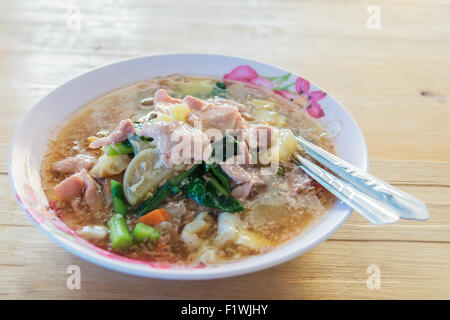 Cibo tailandese, spaghettini fritti con carne di maiale e broccoli Foto Stock