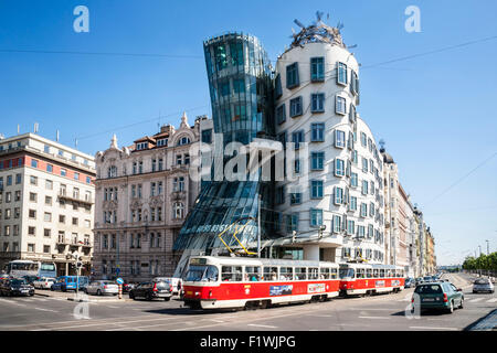 La Casa danzante progettato da Frank Gehry, Praga, Repubblica Ceca. Foto Stock