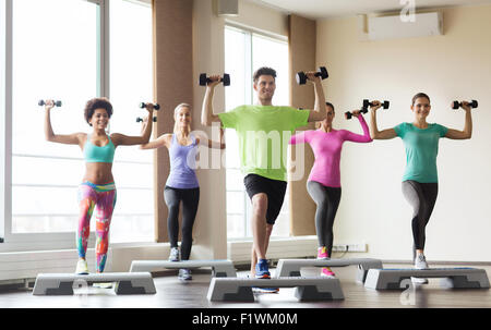 Un gruppo di persone con pesi e stepper Foto Stock
