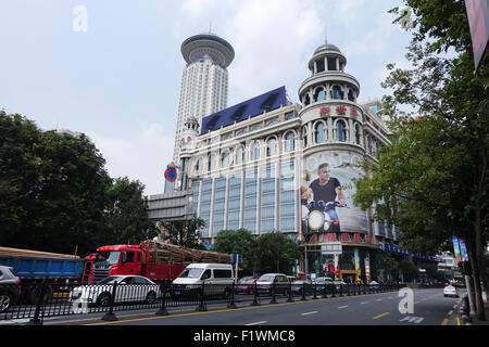 Shanghai, Cina. 01 Sep, 2015. La Piazza del Popolo con il Radisson Hotel Nuovo Mondo (M) con spazi pubblicitari che è utilizzato per un annuncio con George Clooney per Omega in Cina a Shanghai, 01 settembre 2015. Foto: Jens Kalaene/dpa/Alamy Live News Foto Stock