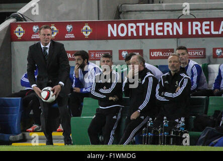 Windsor Park, Belfast, Regno Unito. Il 7 settembre, 2015. Irlanda del Nord manager Michael O'Neill (sinistra,con sfera) all'Irlanda del Nord / Ungheria gioco. David Hunter/Alamy Live News. Foto Stock