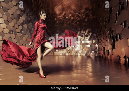 Donna glamour ondulata con abito da sera Foto Stock