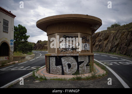 Obsoleti edificio doganale è visto dal lato francese sull'ex confine tra Spagna e Francia (Portbou- Cerbère). Foto Stock