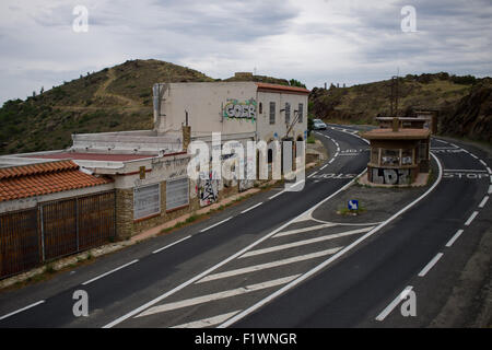 Fabbricati obsoleti sono visti dal lato francese sull'ex confine tra Spagna e Francia (Portbou- Cerbère). Foto Stock