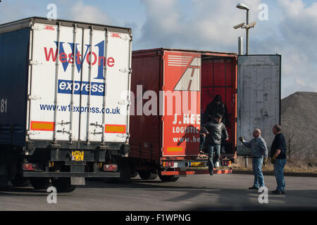 Gli immigrati clandestini scoperta da parte di un Conducente di autocarri su un parcheggio a Calais, Francia. Essi stavano cercando di attraversare DALLA FRANCIA AL REGNO UNITO Foto Stock