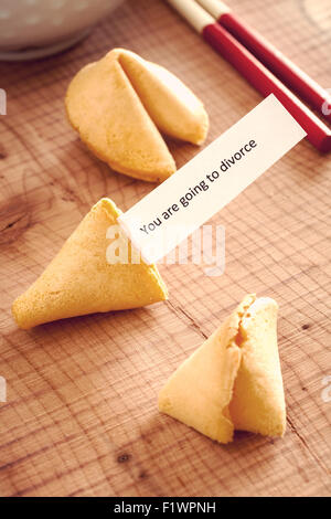 Fortune Cookie con una sfortuna divorzio vintage messaggio filtro applicato all'immagine Foto Stock